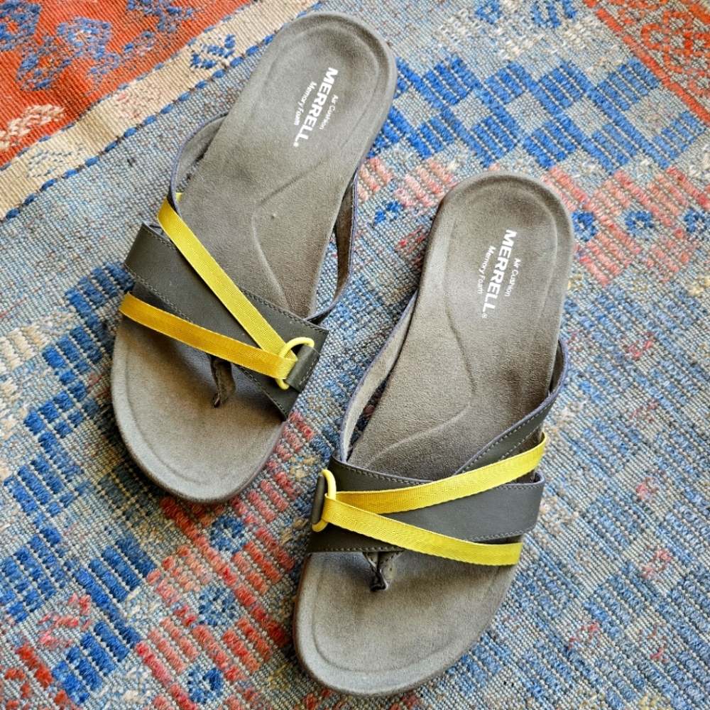 EUC Merrell Women's Dark & Pale Olive Sandals